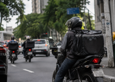 Só 1 em cada 5 motociclistas de aplicativo tem cobertura previdenciária no Brasil